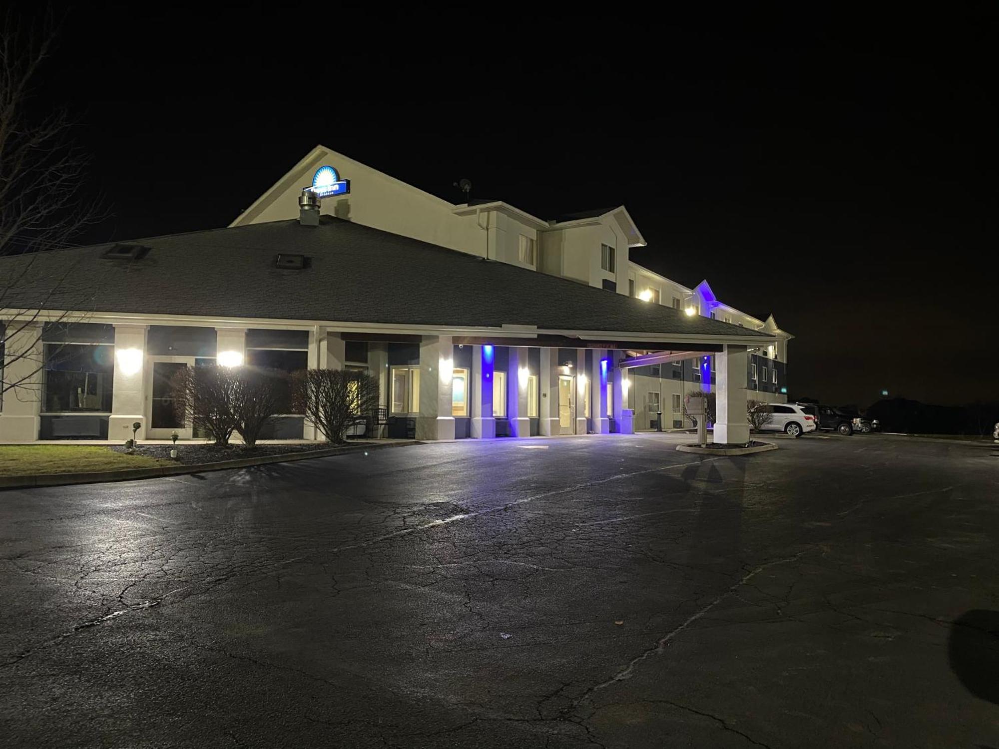 Days Inn By Wyndham Batavia Ohio Exterior photo