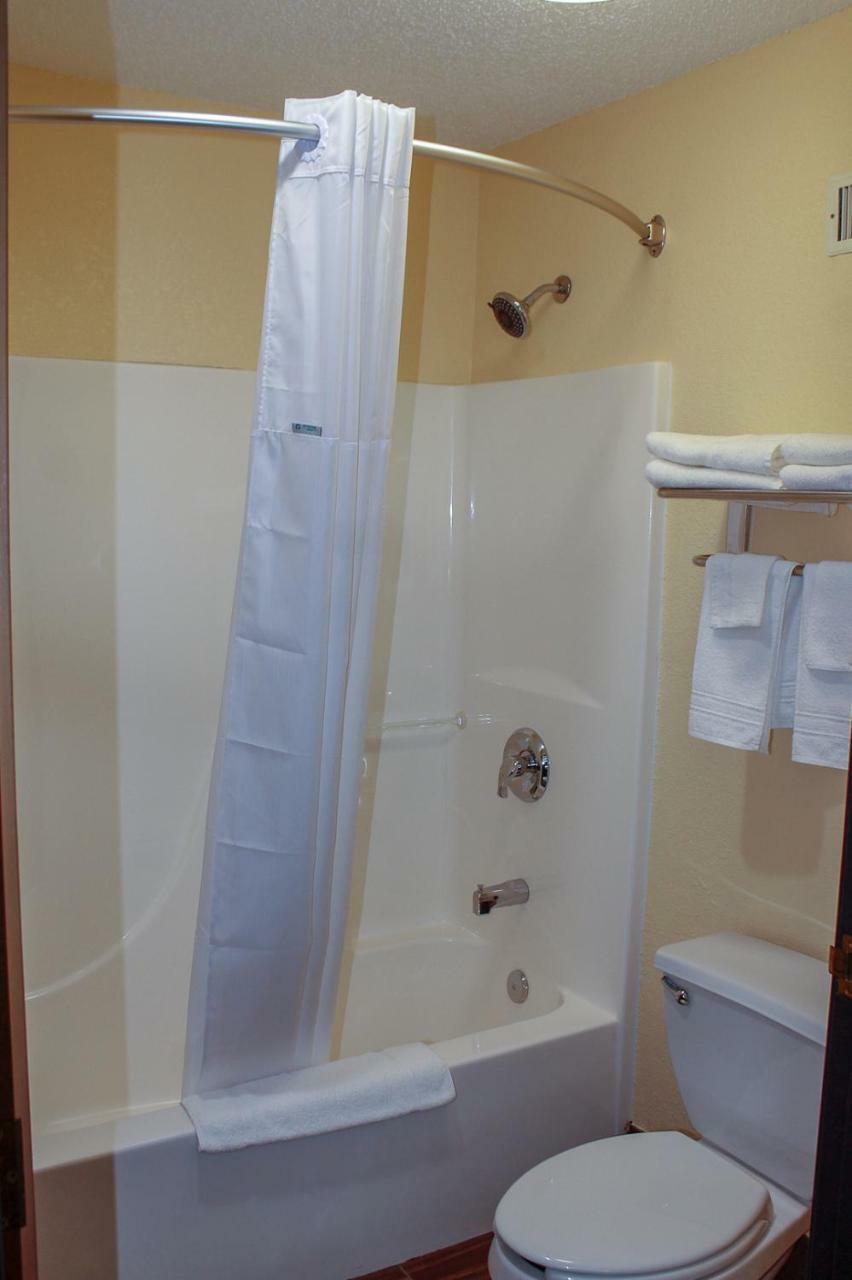 Days Inn By Wyndham Batavia Ohio Exterior photo