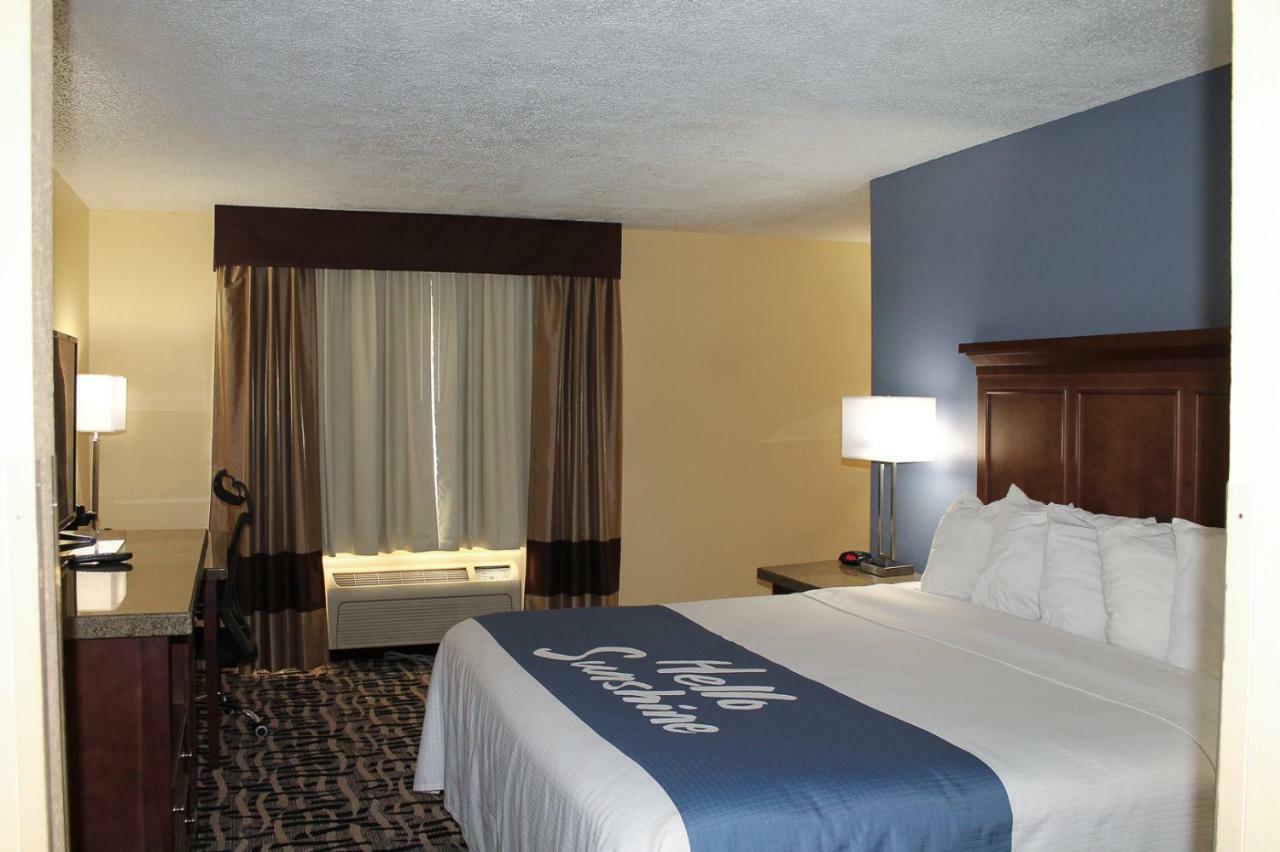 Days Inn By Wyndham Batavia Ohio Exterior photo
