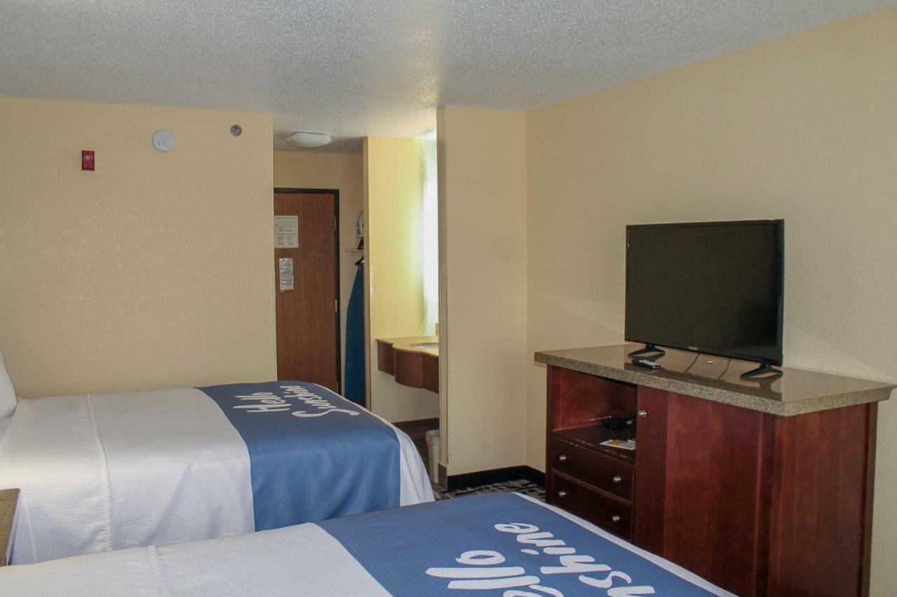 Days Inn By Wyndham Batavia Ohio Exterior photo